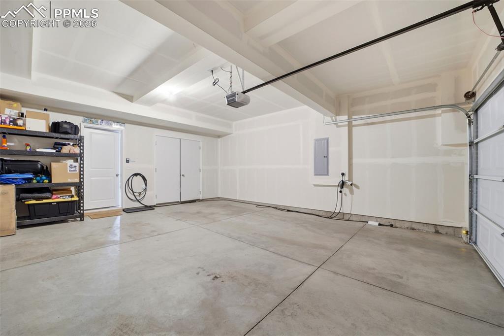 Image 40 of 44: Garage