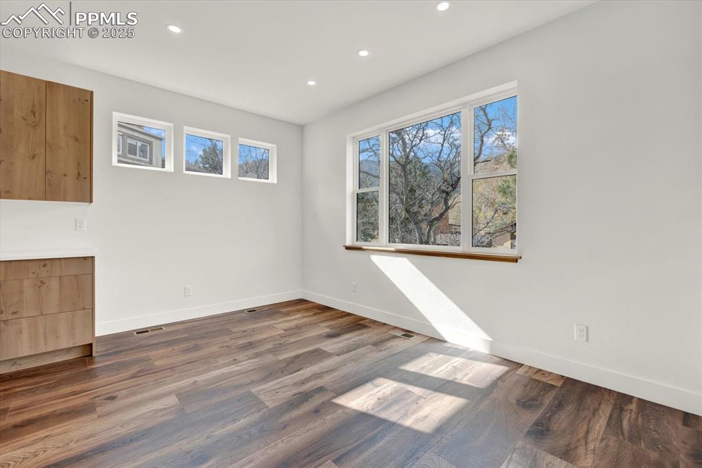 Image 15 of 47: Dining Area