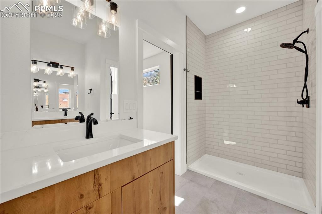 Image 22 of 47: Bathroom