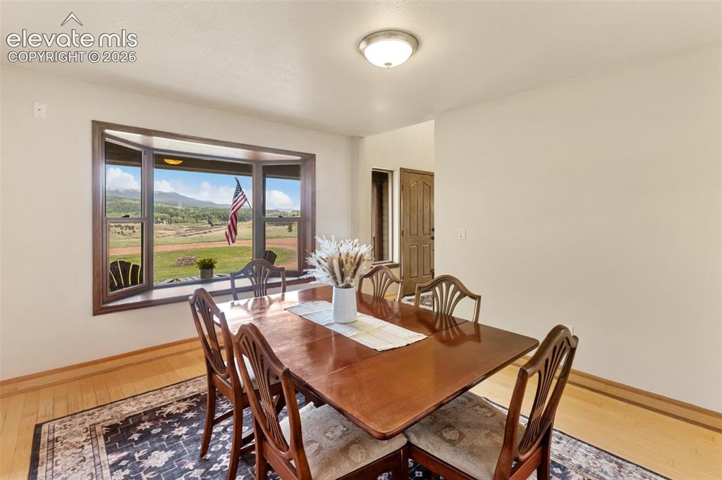 Image 16 of 50: Dining Area