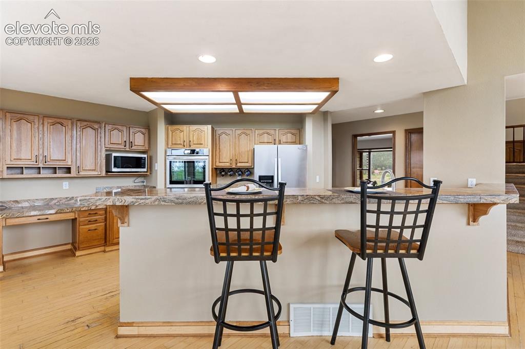 Image 18 of 50: Kitchen