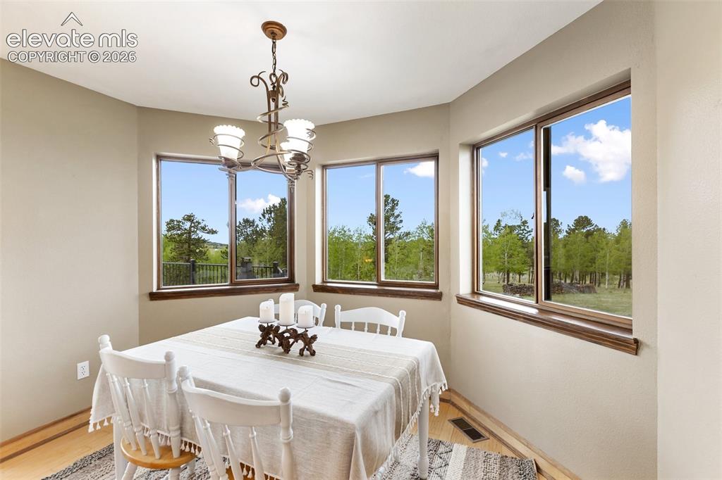 Image 19 of 50: Dining Area