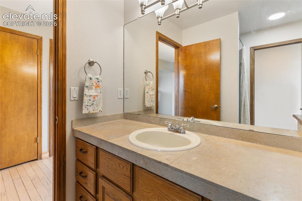 Image 40 of 50: Bathroom