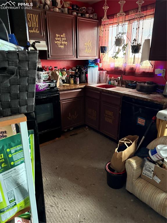 Image 2 of 10: Kitchen with range and range hood