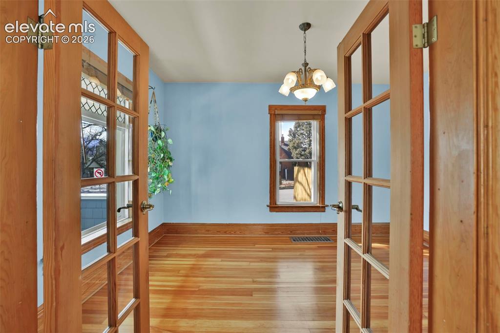 Image 14 of 48: Dining Room