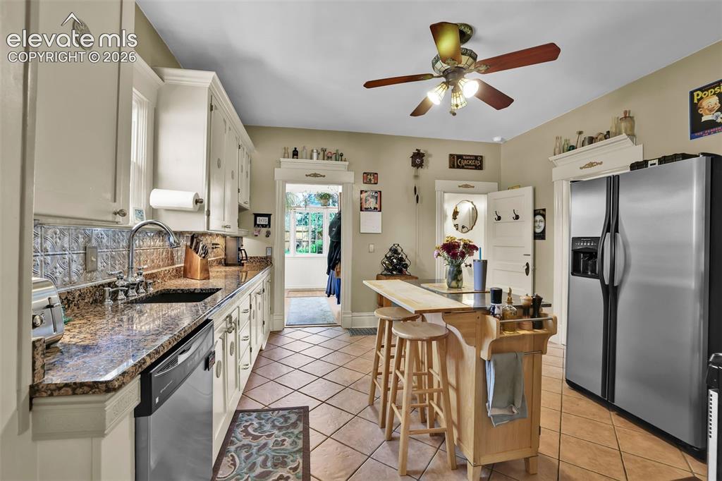 Image 17 of 48: Kitchen