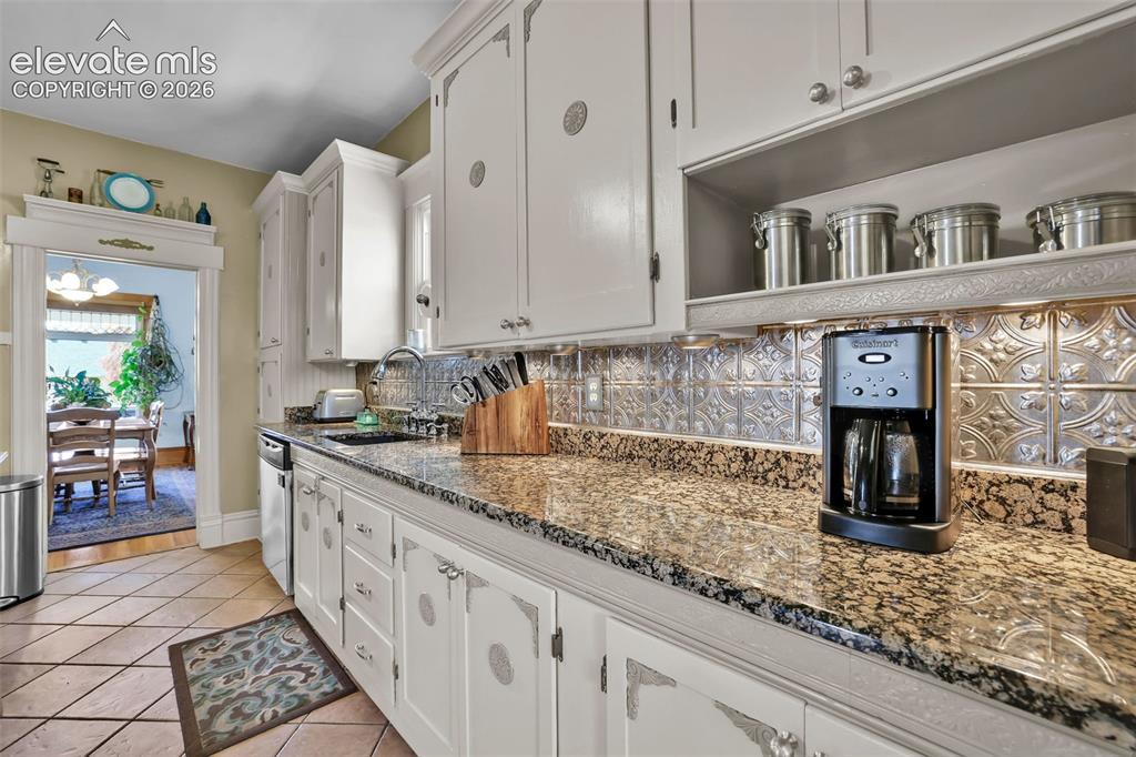 Image 18 of 48: Kitchen