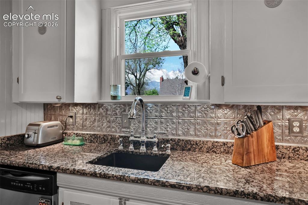 Image 20 of 48: Kitchen