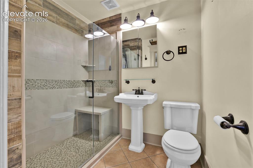 Image 25 of 48: Bathroom