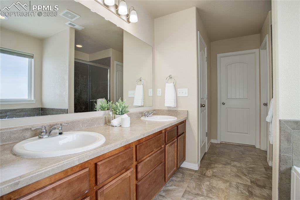 Image 15 of 23: 5-piece primary bath