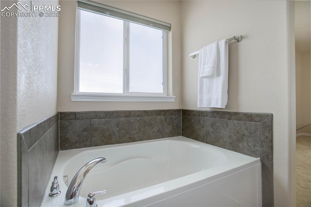 Image 16 of 23: Large soaking tub