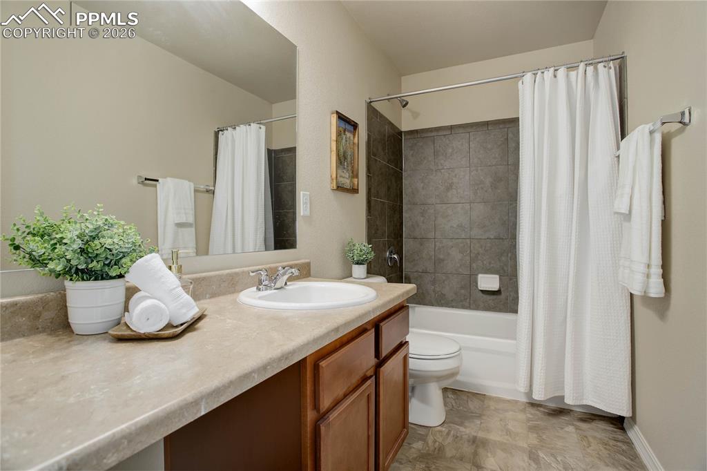 Image 20 of 23: Full bath - upper level