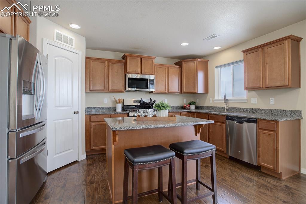 Image 7 of 23: Granite counters