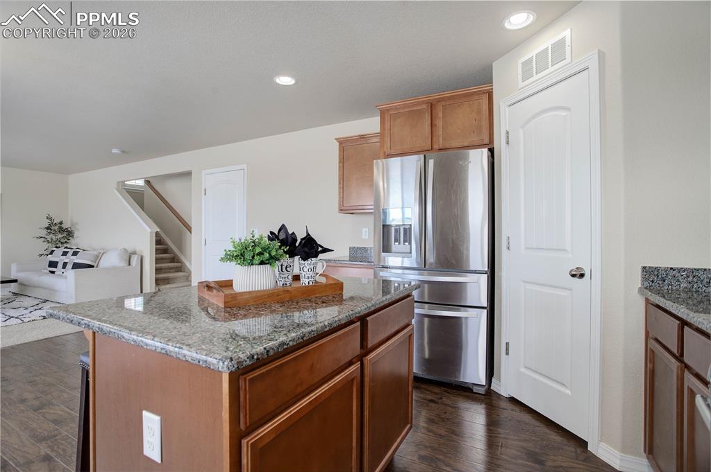 Image 9 of 23: Island w/ barstool seating