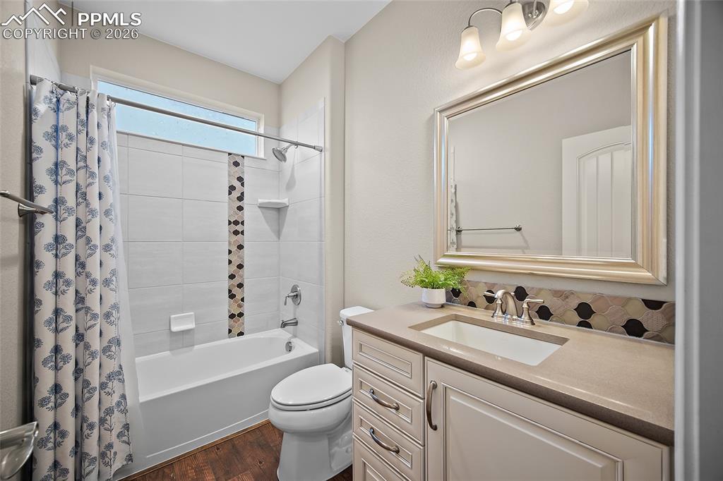 Image 25 of 48: Bathroom