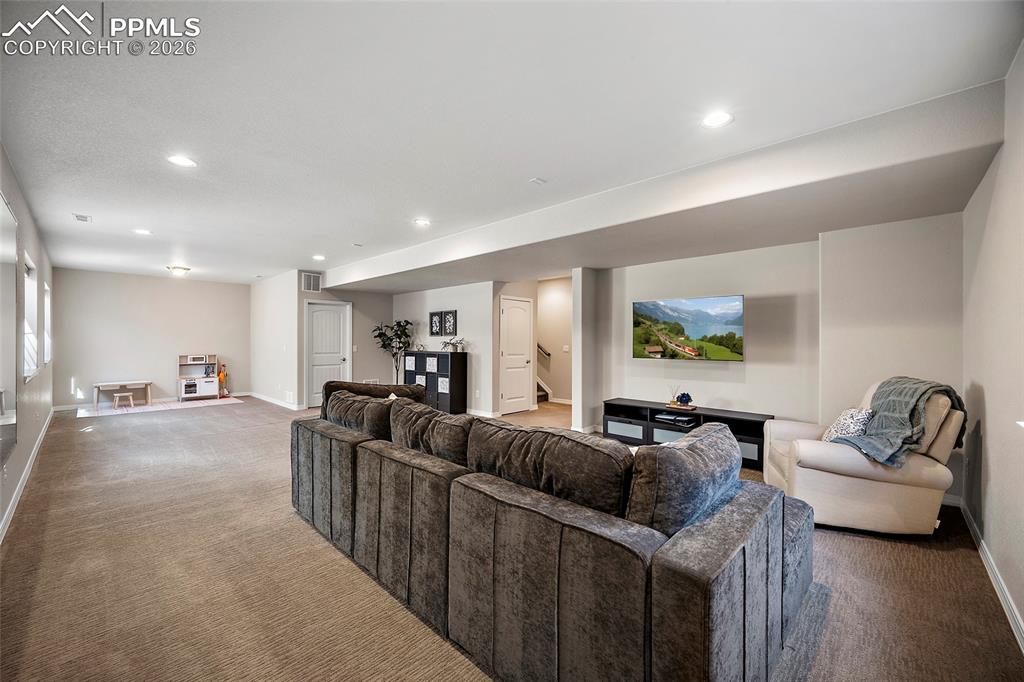 Image 27 of 48: Living Room