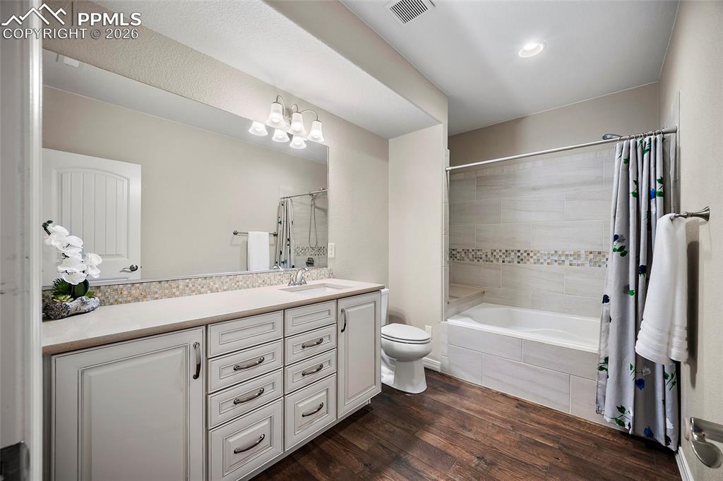 Image 32 of 48: Bathroom