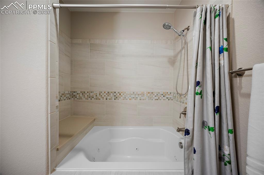 Image 33 of 48: Bathroom