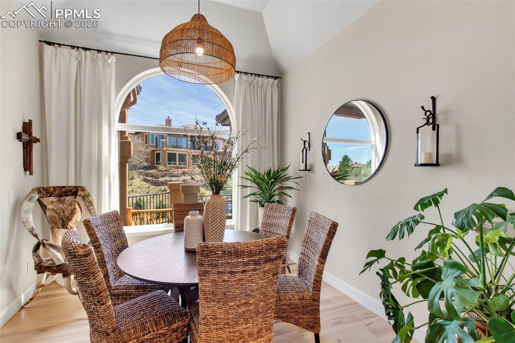 Image 13 of 49: Dining Area