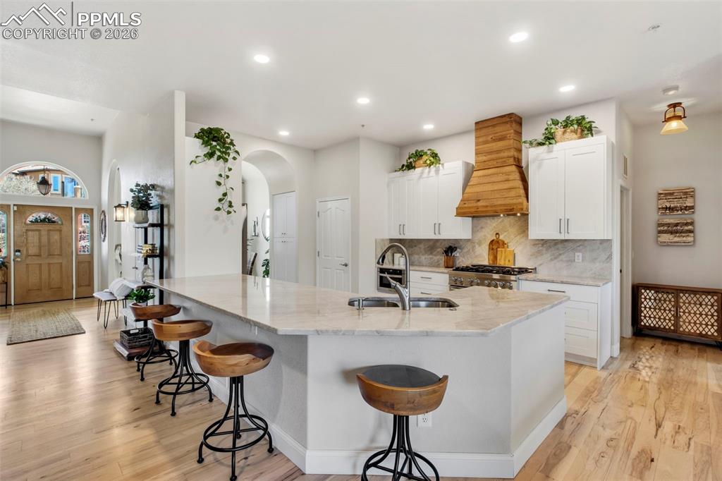 Image 18 of 49: Kitchen