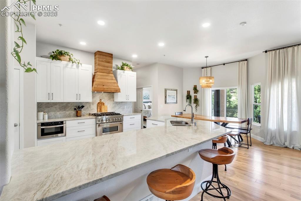 Image 19 of 49: Kitchen