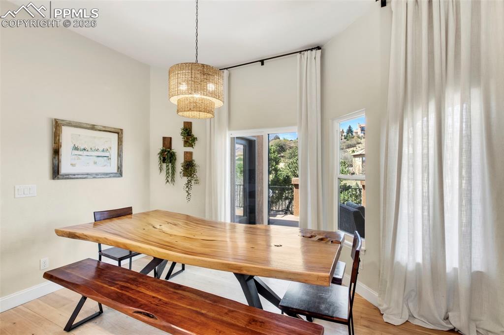 Image 21 of 49: Dining Area