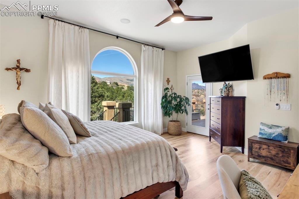 Image 24 of 49: Bedroom