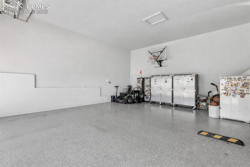 Image 44 of 49: Garage