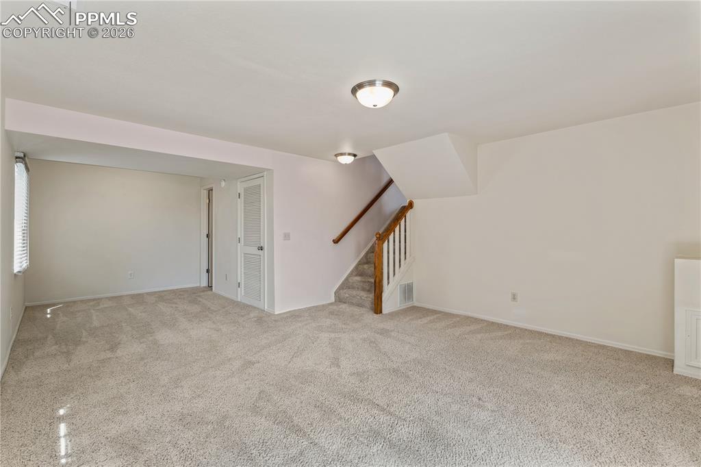 Image 29 of 43: Virtually staged
Bright, warm and inviting, ceiling fan, carpet throughout