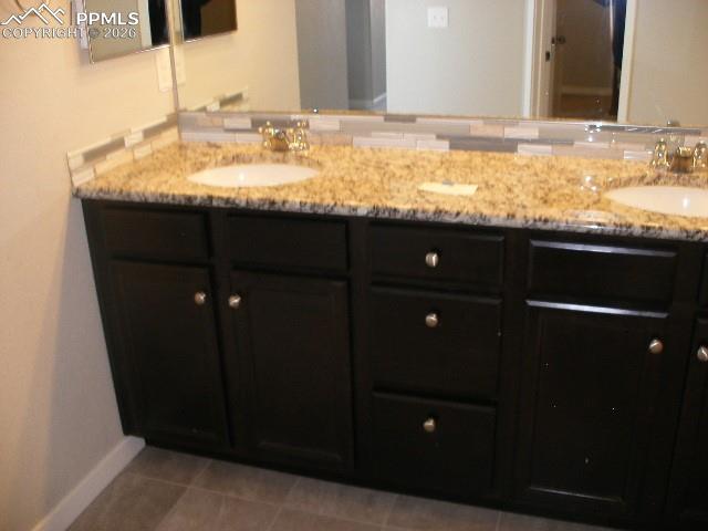 Image 17 of 44: Bathroom