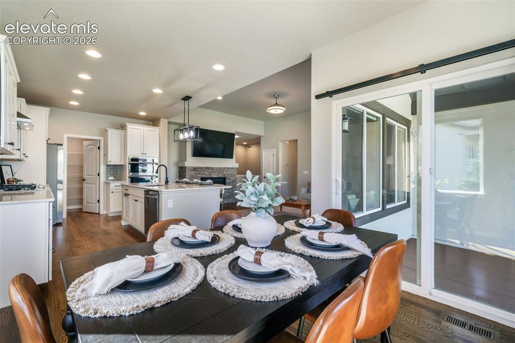 Image 15 of 50: Dining Area