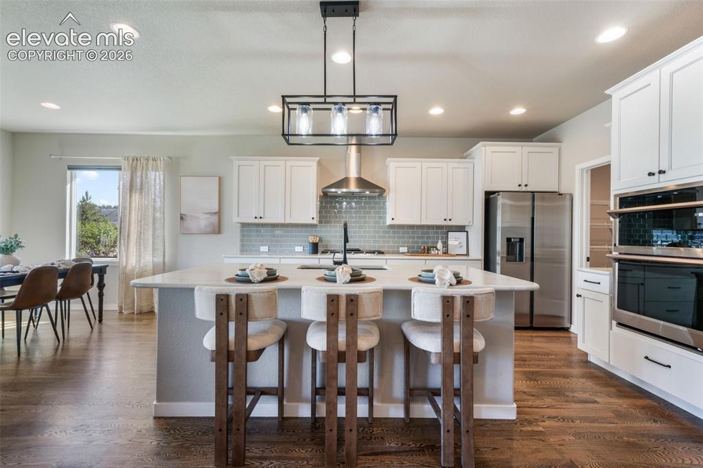 Image 16 of 50: Quartz counter top, backsplash, stainless stell appliances.