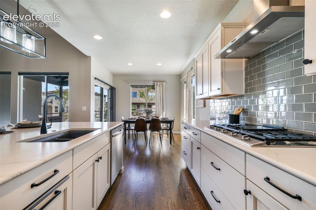 Image 19 of 50: Kitchen