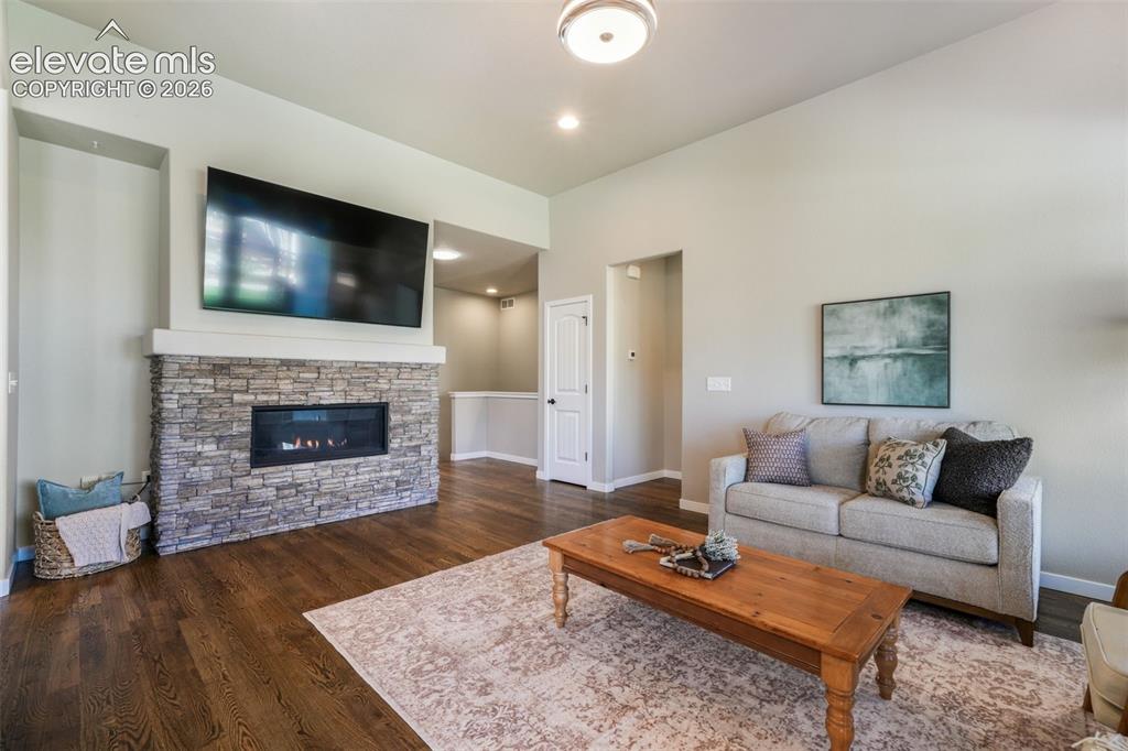 Image 9 of 50: Living Room