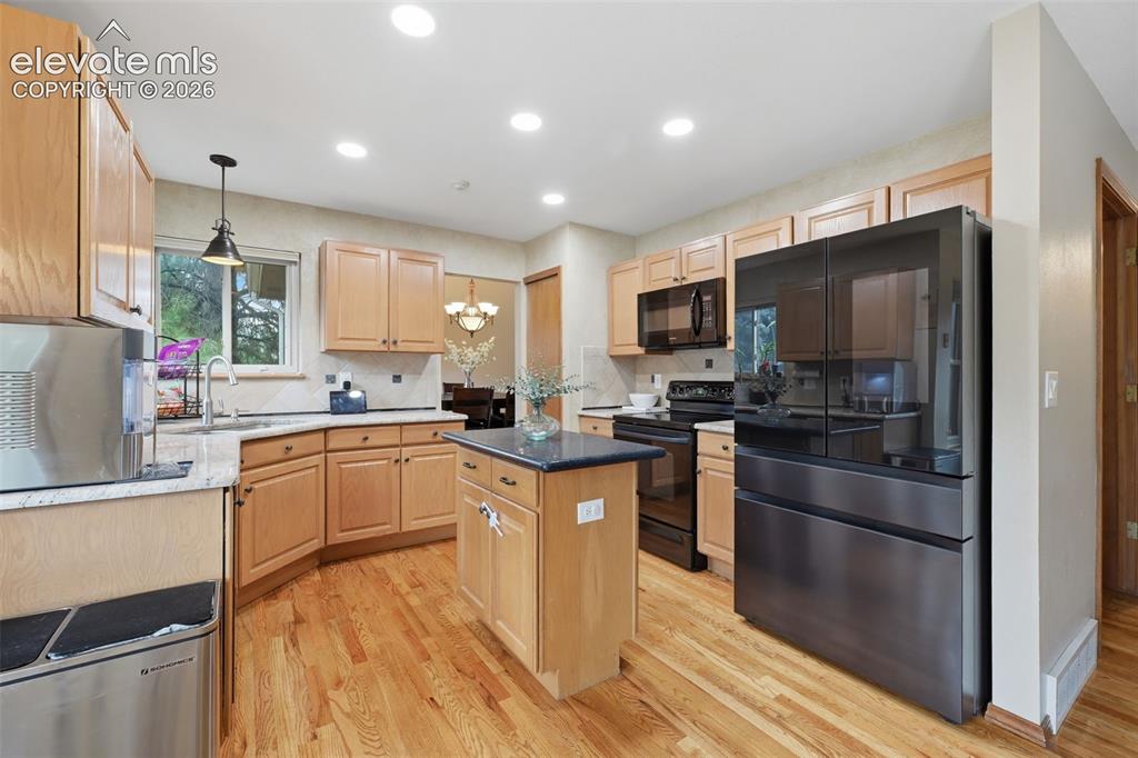 Image 10 of 28: Kitchen
