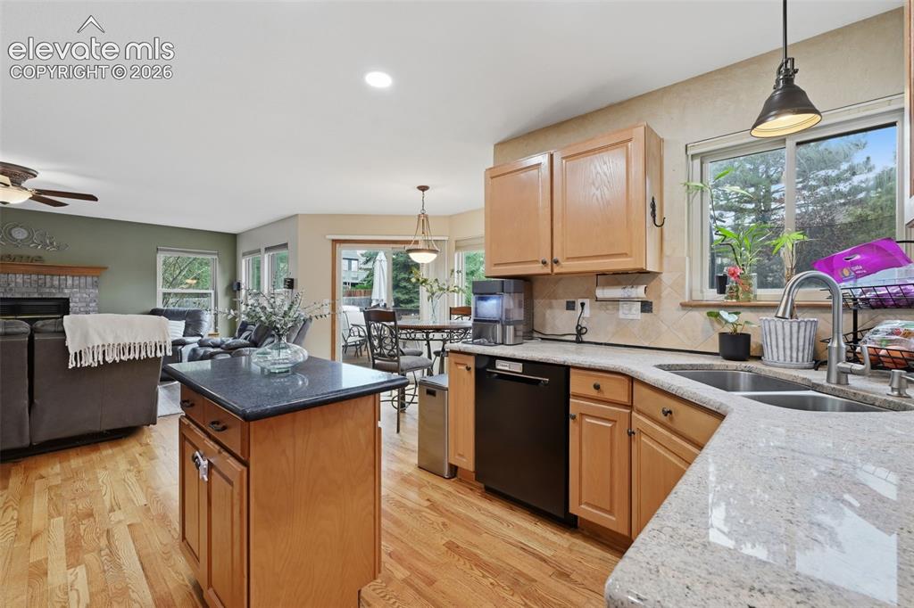 Image 11 of 28: Kitchen