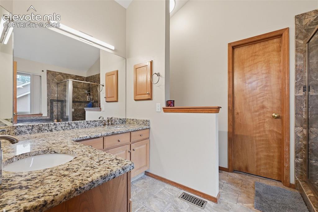 Image 14 of 28: Bathroom