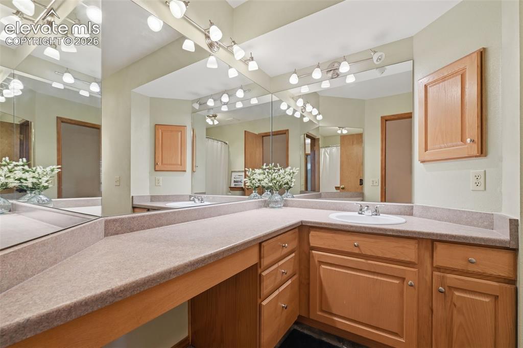 Image 17 of 28: Bathroom