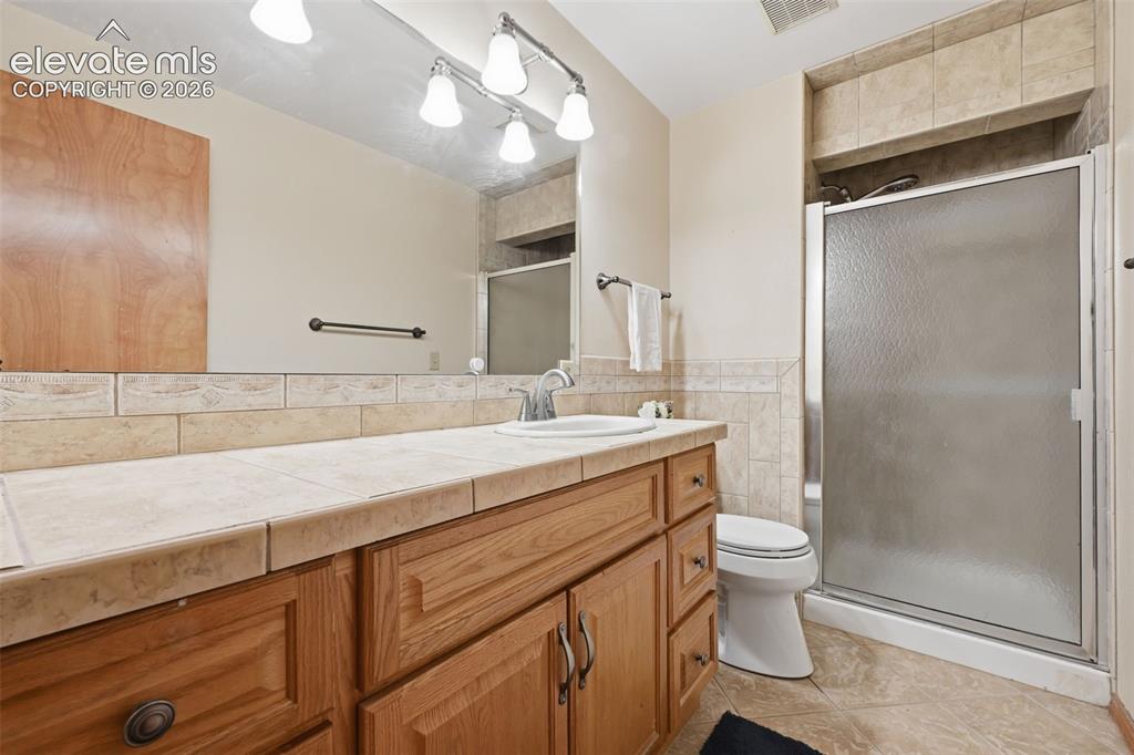 Image 24 of 28: Bathroom