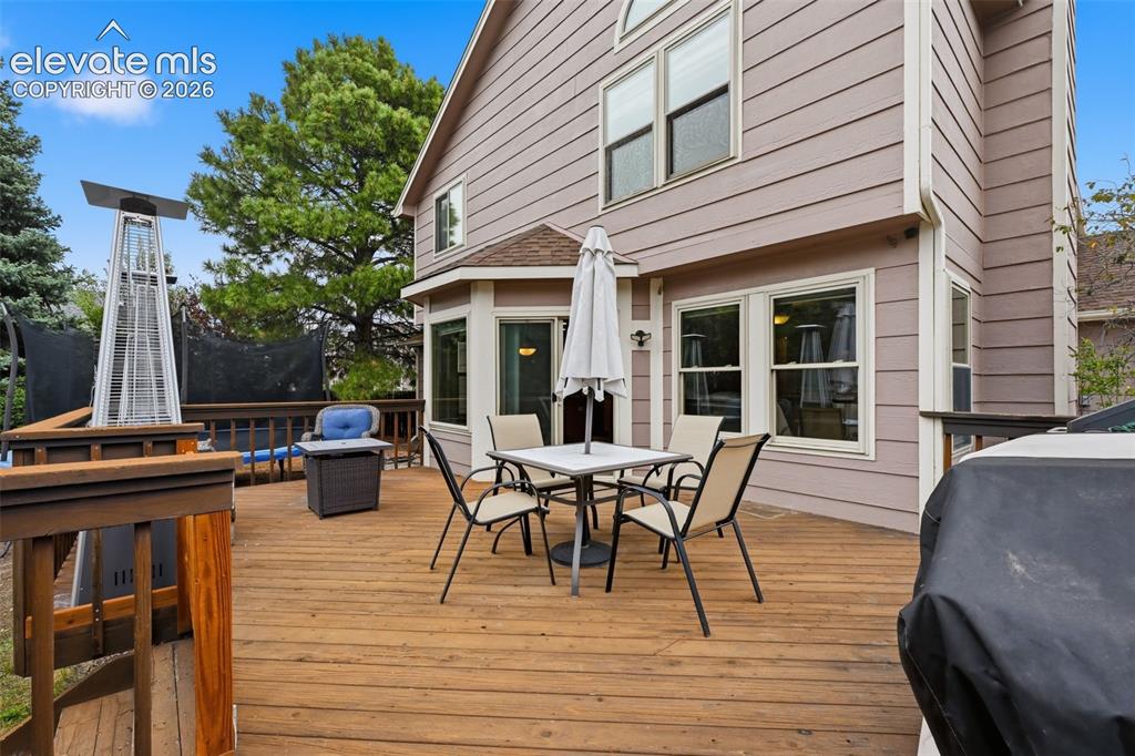 Image 25 of 28: Deck
