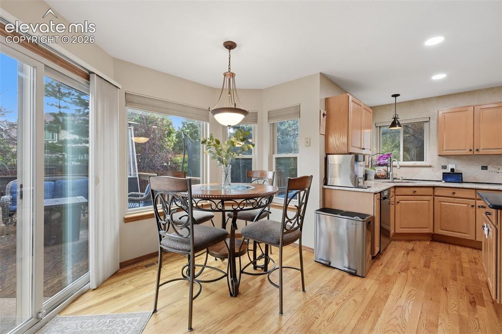 Image 9 of 28: Dining Area