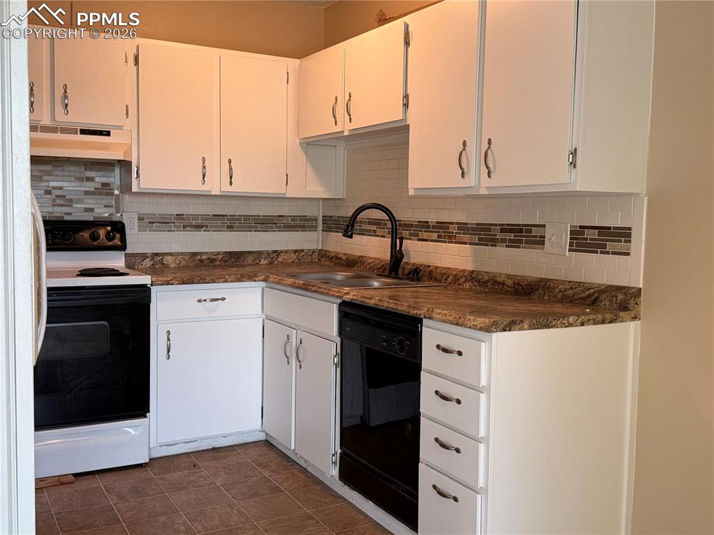 Image 2 of 33: Kitchen