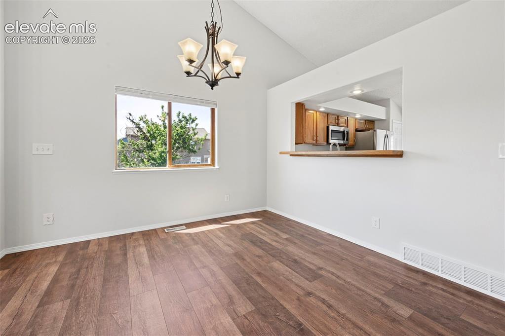 Image 14 of 42: Dining Area