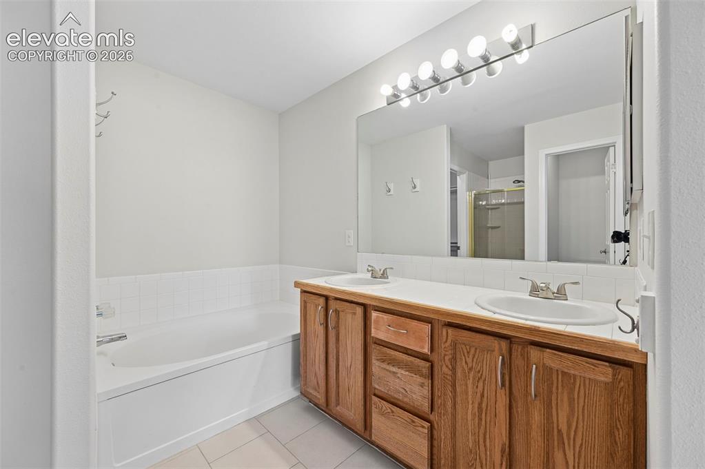 Image 19 of 42: Bathroom