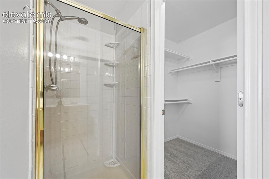 Image 20 of 42: Bathroom