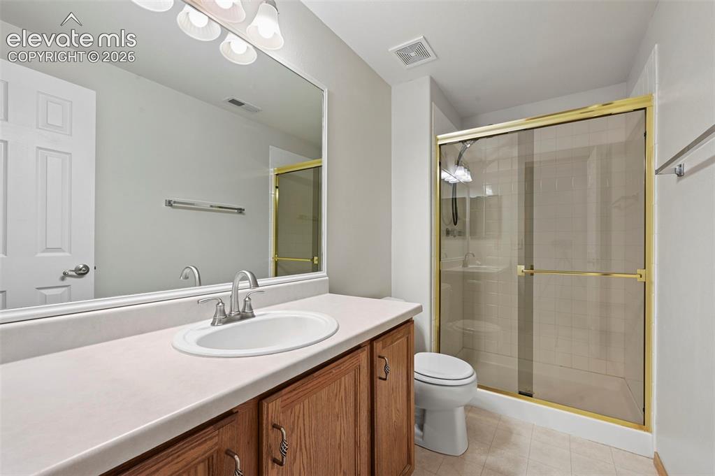 Image 35 of 42: Bathroom