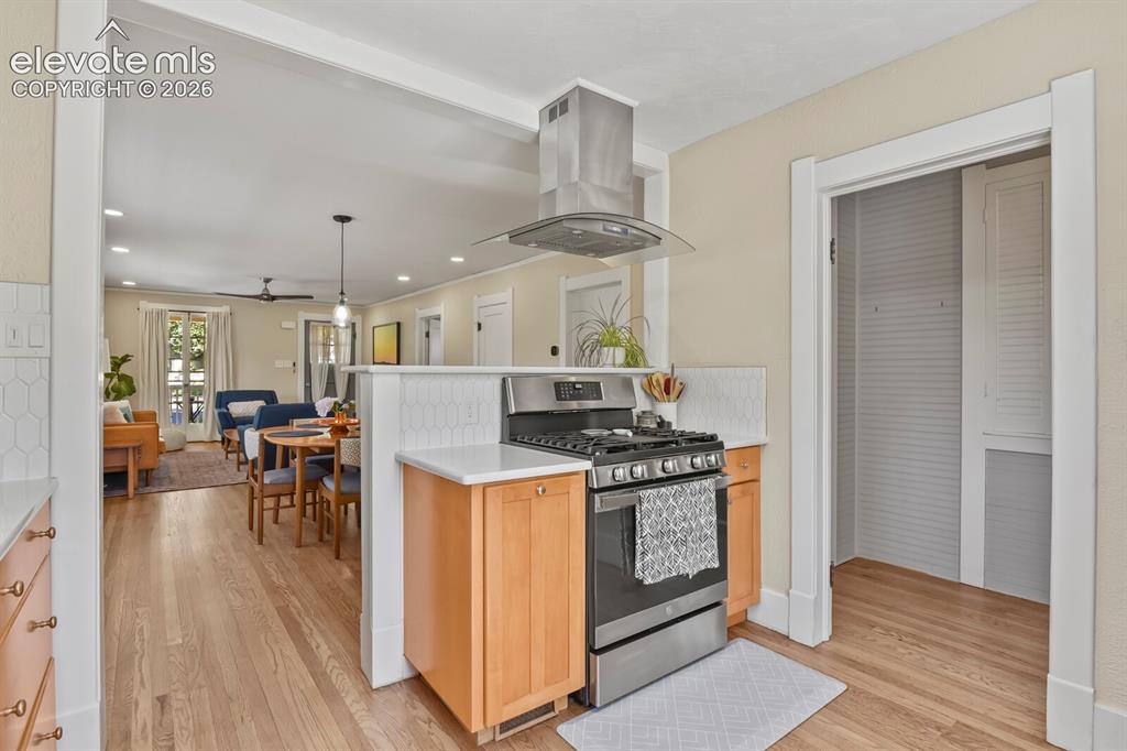 Image 17 of 49: Kitchen