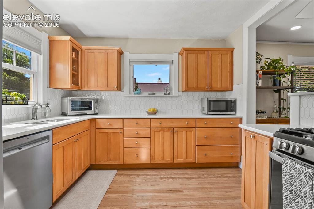 Image 18 of 49: Kitchen