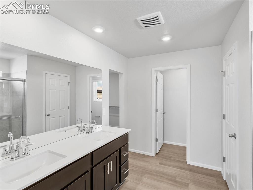 Image 18 of 25: Bathroom