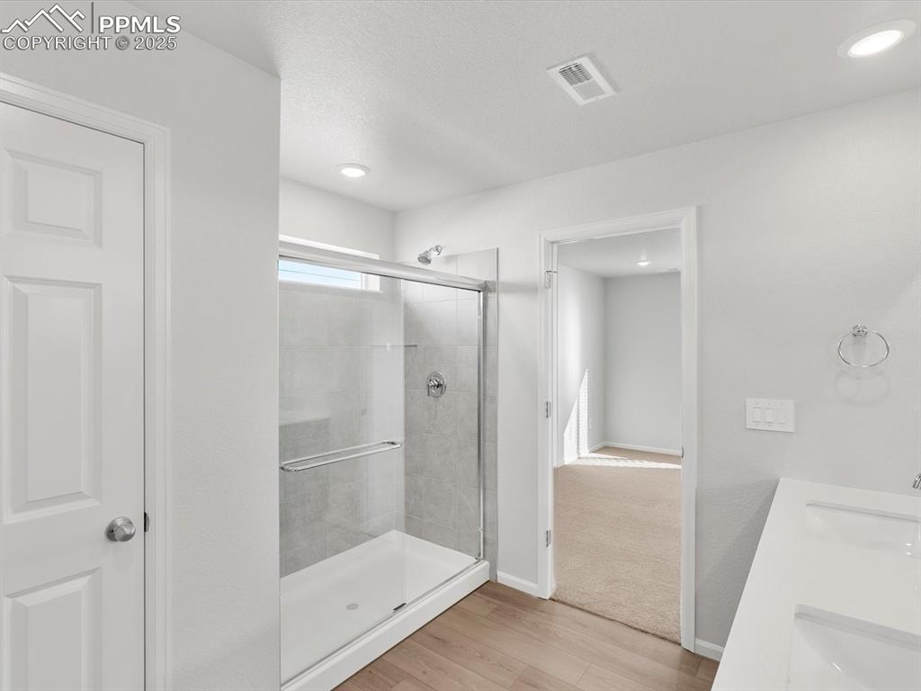 Image 19 of 25: Bathroom